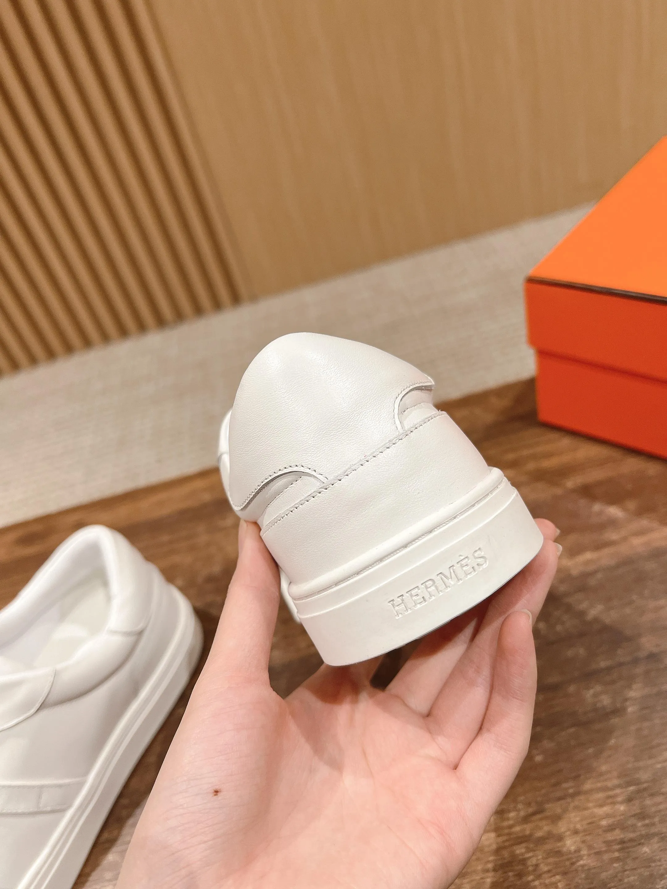 👟👟Ex-factory price 480👟👟 𝐇𝐄𝐑𝐌𝐄𝐒 Hermès classic couple style #𝐊𝐞𝐥𝐥𝐲 buckle casual white skateboard shoes. They will not conflict with shoes at all. Full of unknowns, Hermès rarely produces flat casual shoes and they are paired with classic palladium-plated Kelly shoe buckles! People will fall in love with it at first glance. It is very versatile ~ you can wear it with skirts and pants at will. 🉑️Close your eyes and look super noble. ❥ MATERIAL Specific cowhide/canvas material, sheepskin lining, original molded TPU outsole Size: 35-44